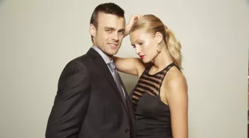 Dans la nuit du 14 février 2013, le champion olympique handisport Oscar Pistorius abat sa compagne Reeva Steenkamp de quatre coups de feu. 