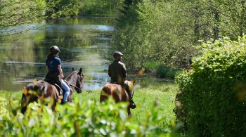 cavaliers au bord des mille etangs haute saone