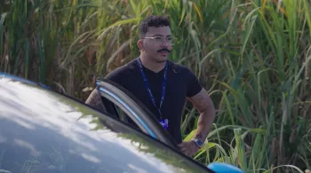 Pendant un an, le créateur Moustache Kréol s'est lancé un défi fou : devenir pilote de course 🏁. Entre préparation physique intense, entraînements sur simulateur et doutes vertigineux, il nous livre un récit brut et sans filtre. Loin des clichés et du vernis d'Internet, Archipels dévoile l'envers du décor d'une aventure humaine bouleversante. 🎥✨