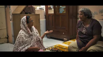 Ce film documentaire invite à partager ce voyage intérieur et géographique. Il propose de retracer l’odyssée des Indiens gujaratis, de l’Inde à Madagascar, jusqu’à La Réunion, en questionnant ce que signifie “être réunionnais” à travers cette histoire de migrations et de métissages.