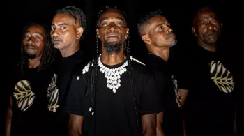 KILTIR | 🇷🇪 La Réunion • Maloya 👉 Scène FILAOS – 21h00 | CAPTATION DANS LES CONDITIONS DU DIRECT (Télé & Radio) Fondé en 1997 à Saint-André, Kiltir est un groupe de maloya profondément familial où frères et cousins partagent le goût du rythme depuis l'enfance. Initiés aux traditions par leur grand-mère lors des "services kabaré", les leaders Jeannick, Gino, Florent, Jean-Pierre et Julson ont fait de leur musique un outil de sauvegarde et de transmission patrimoniale. 