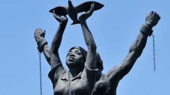 Statue "Les marrons de la liberté" du guyanais Lobie Cognac érigée au rond-point Adélaïde Tablon à Rémire-Montjoly (Guyane)