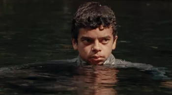 Lise-May, quatorze ans, découvre un jeune garçon vivant au fond de l’eau.