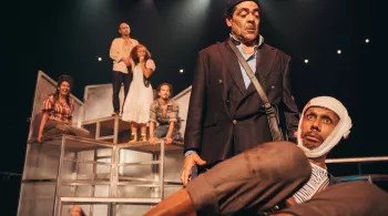 C'est l'une des pièces comiques les plus populaires du répertoire français. Cette adaptation des Fourberies de Scapin, signée Lolita Tergemina fait la brillante démonstration de l'intemporalité de ce texte qui résonne désormais en créole, langue autrefois brimée, porteuse de liberté et qui, à l'image de Scapin lui-même, a dû faire preuve d'ingéniosité et de créativité pour résister et transcender les limites imposées par la société. Puissant et hilarant, un vent de fraicheur sur un classique vieux de trois 