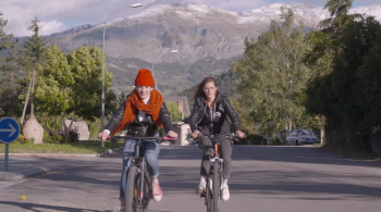 Deux jeunes filles à vélo