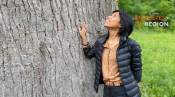 Sylvie Malal au pied d'un immense arbre du parc national de forêts 