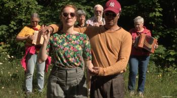 Artistes, danseurs, musiciens et bénévoles en chorégraphie La Chevêche dans une forêt des Ardennes