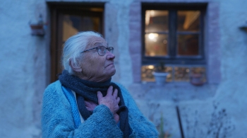 Suzanne incarne la sobriété sereine et heureuse, dans sa maison dépourvue du confort  moderne