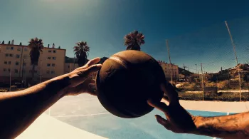 Mains tenant un ballon de basket