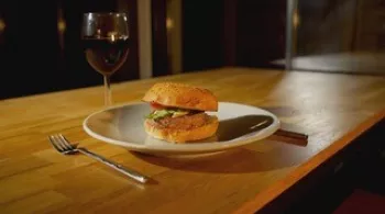 QUAND LE BURGER SE MET À TABLE ...