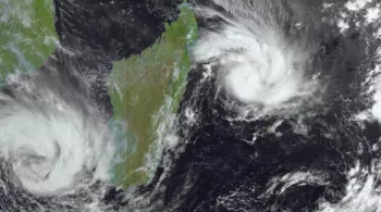CYCLONE GARANCE : ALERTE ROUGE Dispositif à 360° de Réunion la 1ère Sur ses 4 médias : Télé, radio, web et facebook live Réunion la 1ère reste mobilisée Dann Kèr la Rényon