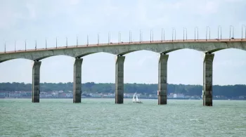 Peut-on encore faire confiance au béton ? Une interrogation qui a tragiquement émergé le 14 août 2018 quand le pont Morandi à Gênes s'est effondré faisant 43 morts. C'est le point de départ de cette enquête qui révèle qu'en France aussi, jamais cette question n'a été aussi cruciale.