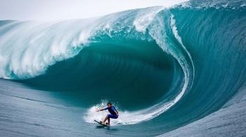 Le surfeur australien Julian Wilson à Teahupo'o