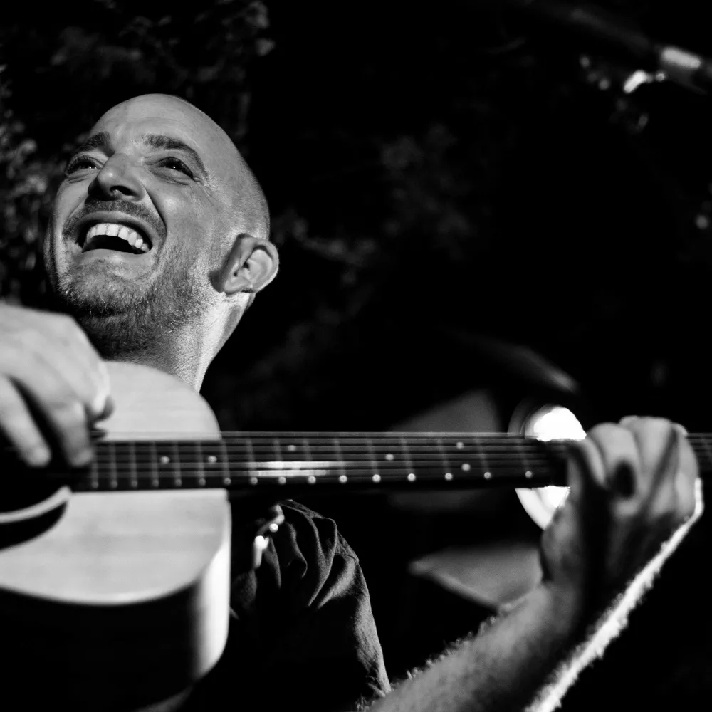 Roulé Matante Réunion la 1ère en compagnie de Arno Bazin vous propose de sillonner les routes de La Réunion à la rencontre des piliers de la musique locale.