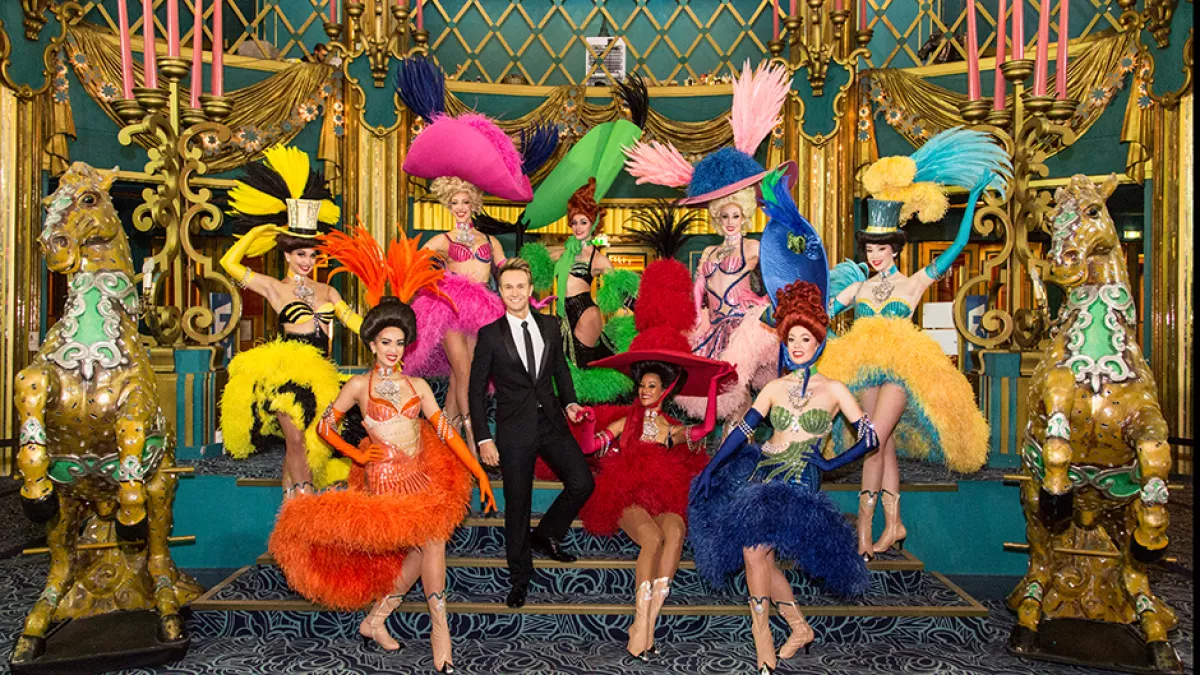 Cyril Féraud et les danseuses des Folies-Bergère © delphine Ghosarossian Cyril Féraud et les danseuses des Folies-Bergère © delphine Ghosarossian