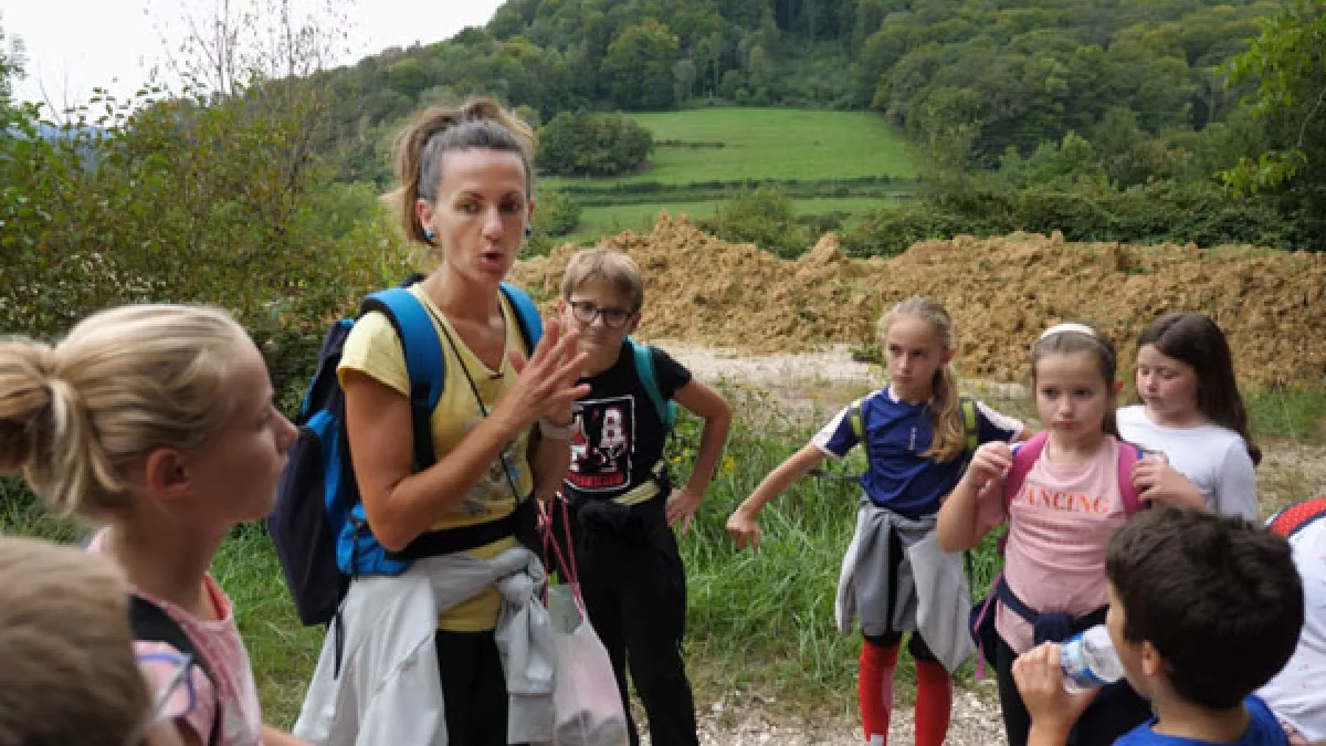 foret classe 1 eleves et enseignante dans la foret