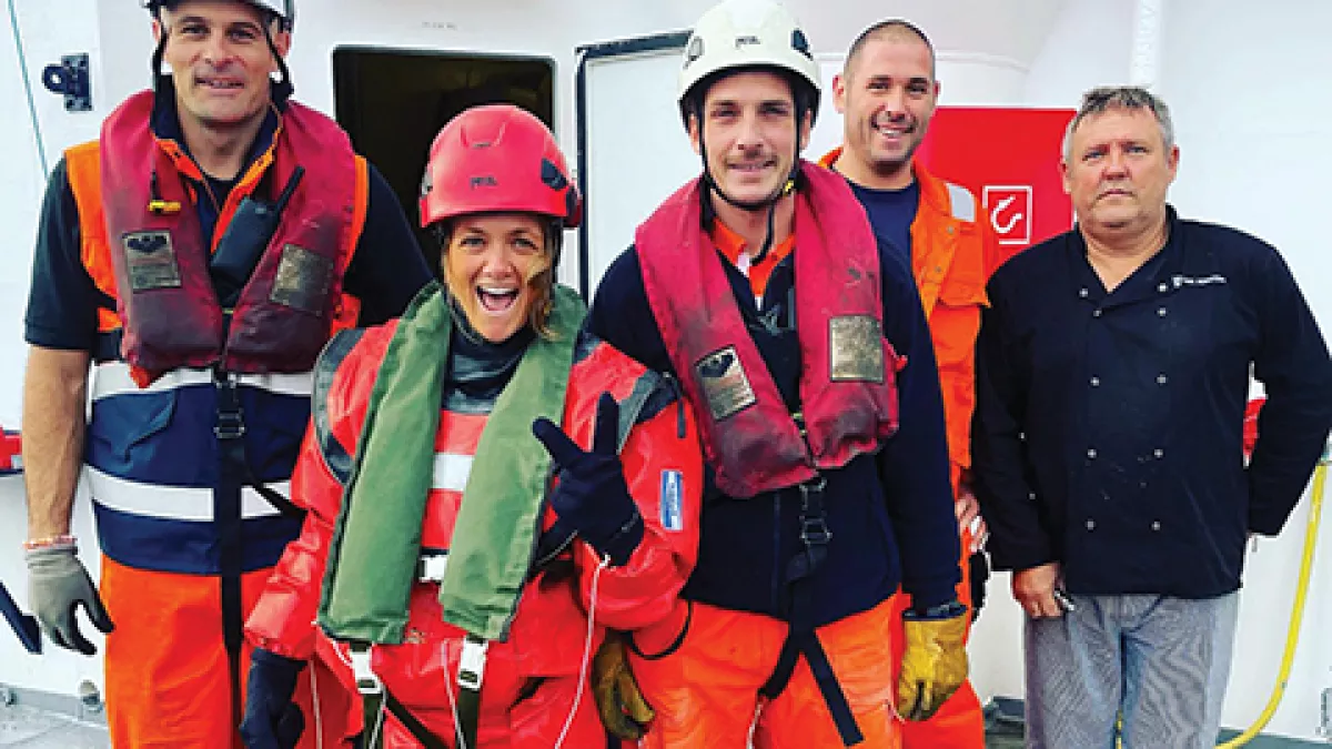 Marine Barnérias sur le pont de l'Abeille avec des membres d'équipage