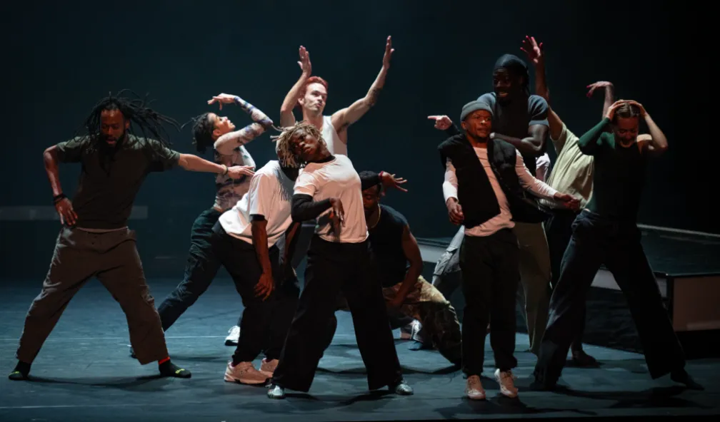 Ustium est une pièce pour trois danseurs, chorégraphiée par Hubert Petit-Phar. Un spectacle dans lequel il est question de choix, d’acceptation de soi et des autres, de sexualité et de la façon dont elle est approuvée ou non par les autres. Produit par :