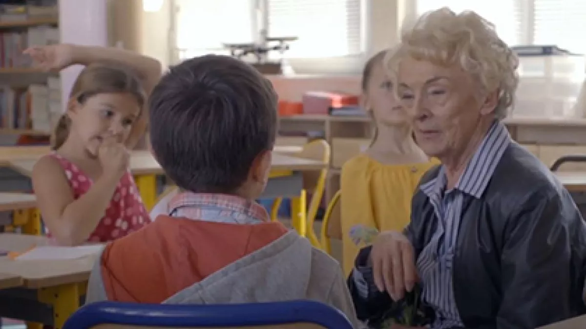 Mona Ozouf entourée d'enfants dans une classe Mona Ozouf entourée d'enfants dans une classe