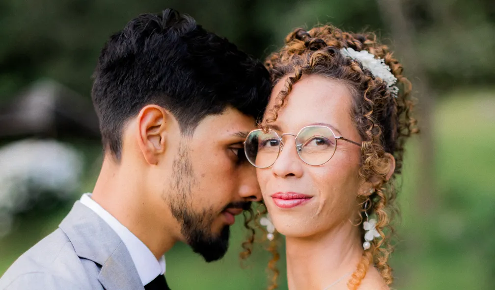 Six mariages, six histoires uniques, et une complice de chaque instant : Rocaya. Pour ce grand final, elle vous invite à une union d’exception, bénie par Monseigneur Pascal Chane-Teng.