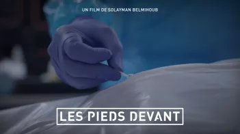 Les pieds devant