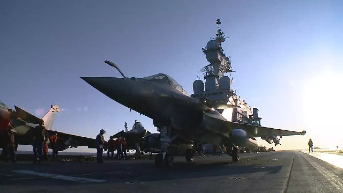Chasseur-bombardier sur le porte-avions Charles-de-Gaulle