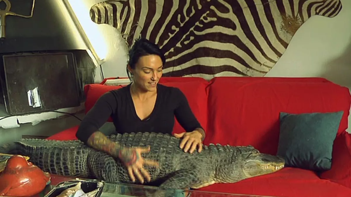 femme avec alligator