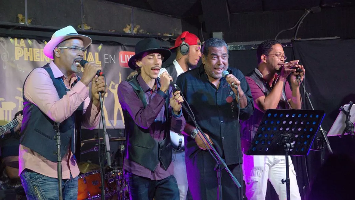 Le groupe PHENOMENAL en concert live à l'Espace Loisirs Zipp's au François