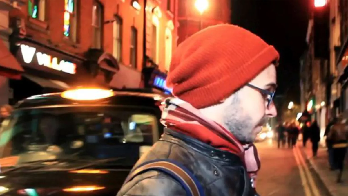 Loïc marche dans la rue