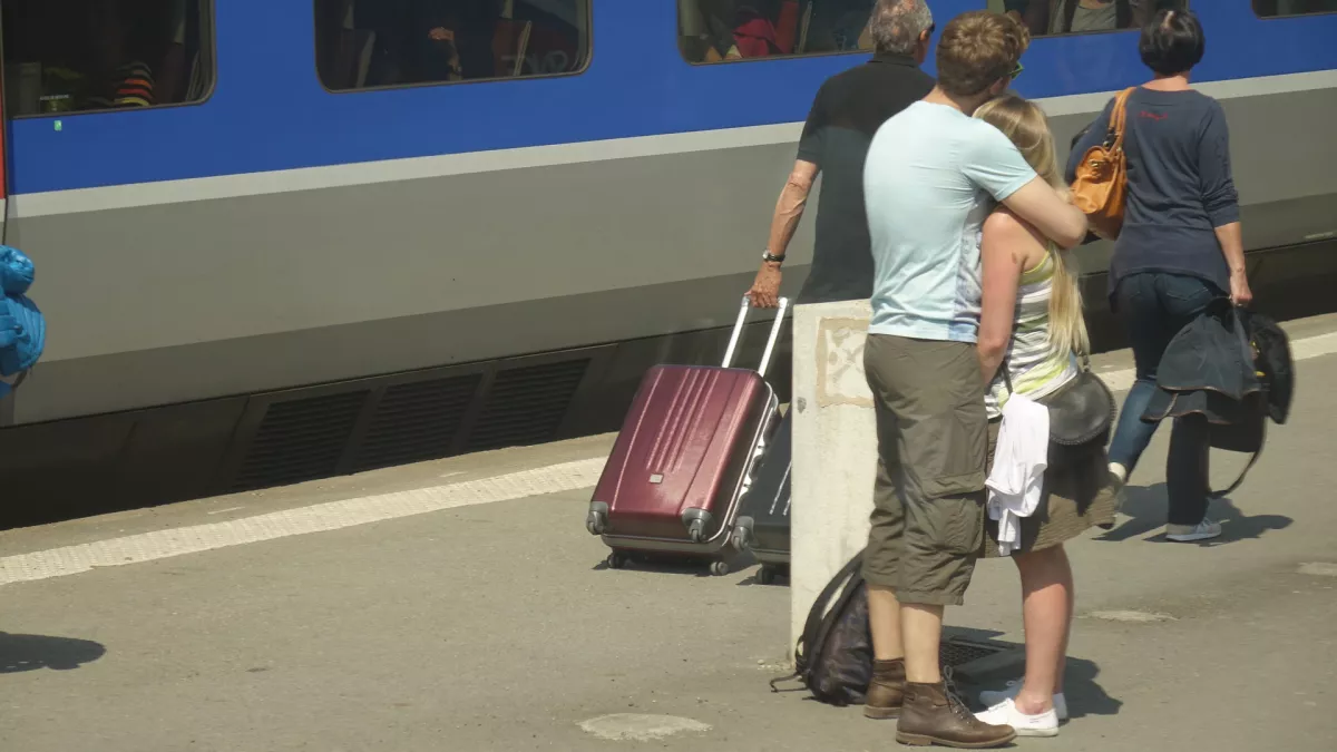 Jeunes amoureux sur le quai