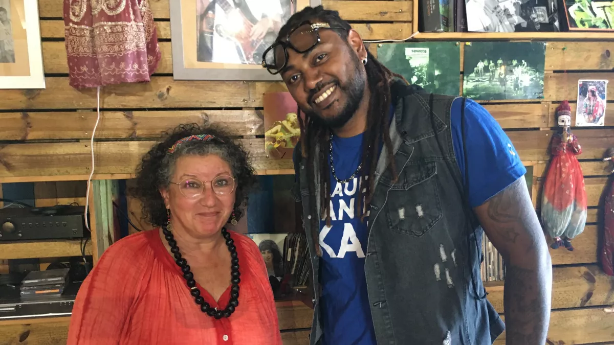 In ti mot su la Semaine Créole sur Réunion 1ère   Cette semaine, Claudio a rencontré bann Sobatker, bann Zarboutans la langue créole.  Il nous a concocté un voyage à travers un mayage nout’ kozé, nout’ l’écrit, de Saint-Denis à Matouta en passant par Grand Bois.