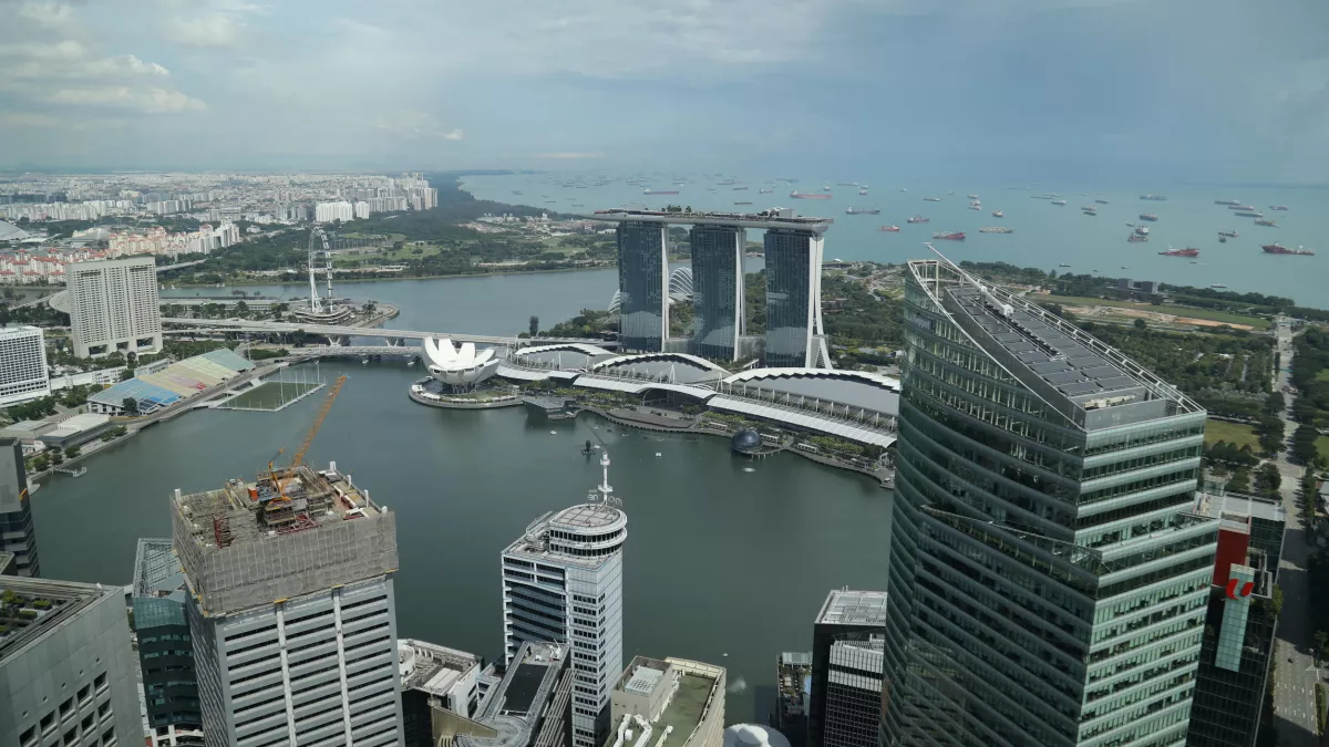Tel un laboratoire à ciel ouvert, Singapour semble façonner le monde de demain à coups d'audaces et d'ingénierie. Ce temple de la finance et de la tech n'a pas pour autant vendu son âme au verre et au béton. Cette ville-jardin cosmopolite oeuvre depuis son indépendance, en 1965, à reverdir ses paysages avec 330 parcs, des forêts immenses, des îles conservées dans leur état sauvage et de nouvelles réserves naturelles sur une surface pourtant limitée. 