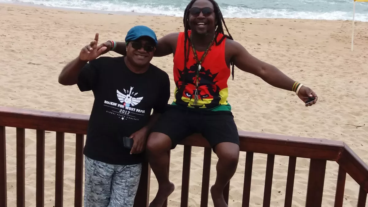 L’histoire d’une amitié et d’une aventure musicale entre deux artistes de l’Hémisphère Sud : Edou, chanteur compositeur renommé de Nouvelle-Calédonie et Thuthukani Cele, le Sud- Africain, arrangeur et clavier de Lucky Dube