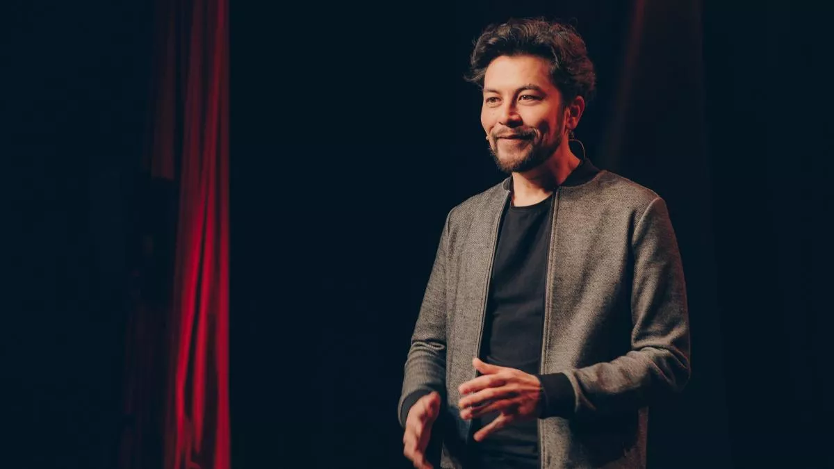 Reconnu pour l’importance qu’il accorde aux sujets de fond dans ses spectacles, et grâce à une analyse fine de notre société, Karim Duval est souvent sollicité pour intervenir lors de conférences sur ses thèmes de prédilection, avec l’humour pour arme de transmission massive.