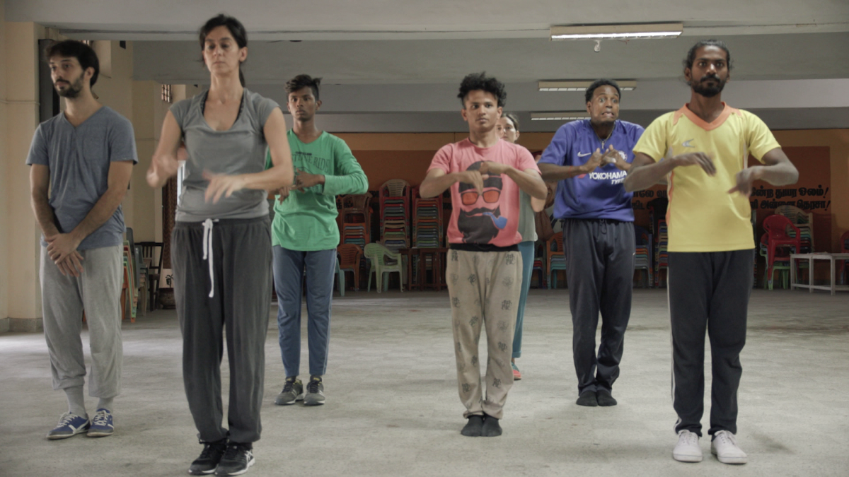 Au travers la création d'un spectacle en Inde et d'ateliers de danse intégrante, des personnes handicapées explorent leurs limites pour se construire.