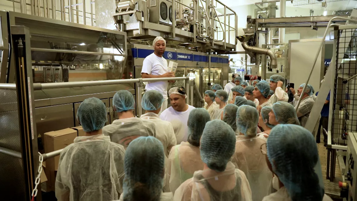 Les Nouveaux Défis, votre rendez-vous avec l’économie de l'île sur Réunion la 1ère.  Chaque mois, Stéphanie Joannès vous invite dans les coulisses des entreprises et des industries de notre île à la découverte des secrets de la production locale et à la rencontre des hommes et des femmes qui font vivre l’économie.  Portraits, métiers, innovation, économie circulaire, environnement, vous le verrez, les défis à relever sont nombreux dans nos entreprises locales.  Un magazine proposé par l’ADIR, avec le soutie