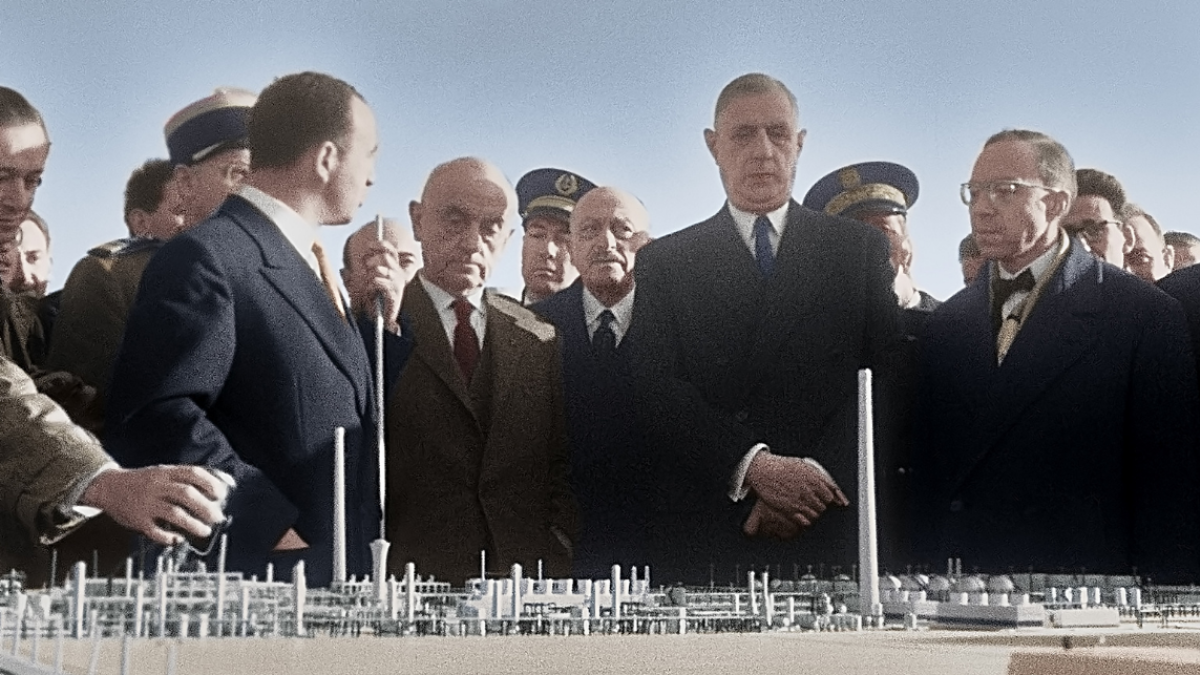 DE GAULLE BATISSEUR_De Gaulle à Lacq 1959 ©Gaumont Pathé Archives_colorisee.jpg