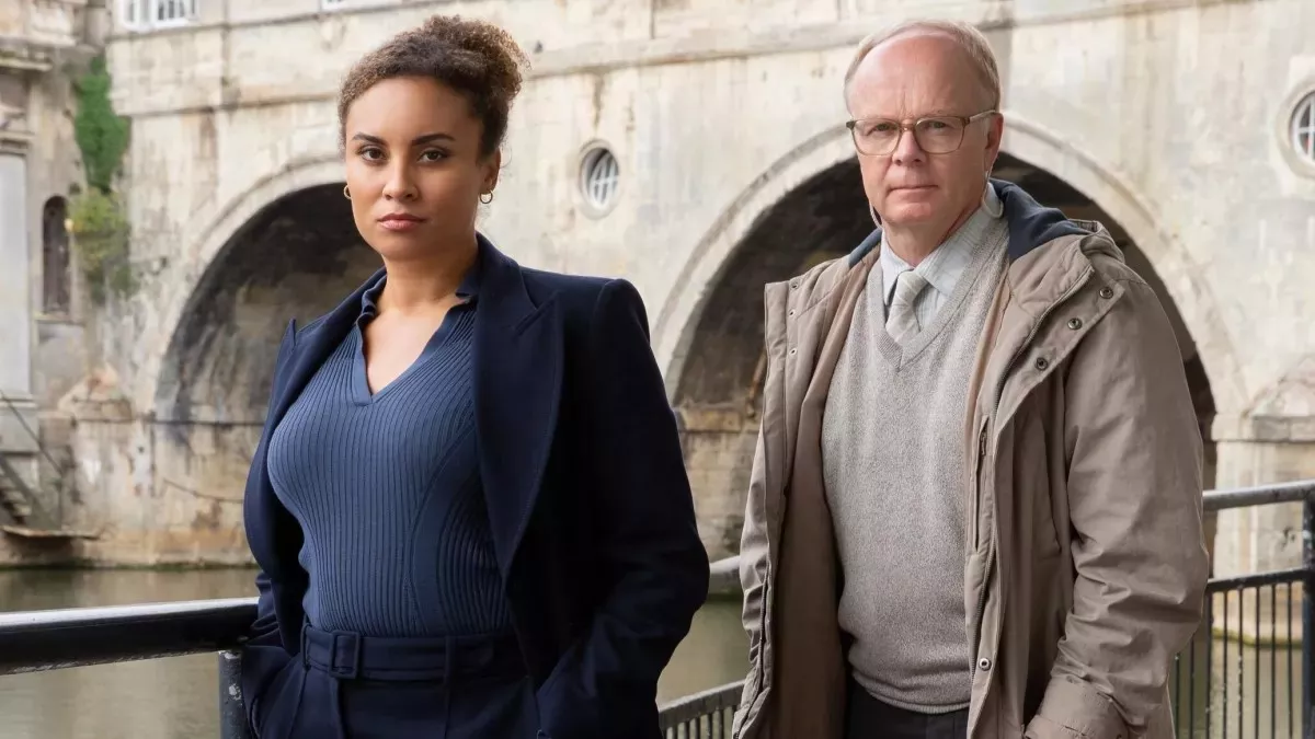 Retour dans la magnifique ville de Bath pour de nouvelles enquêtes aussi complexes que déroutantes, toujours menées par la très ambitieuse capitaine McDonald et le timide et modeste lieutenant Dodds. 
