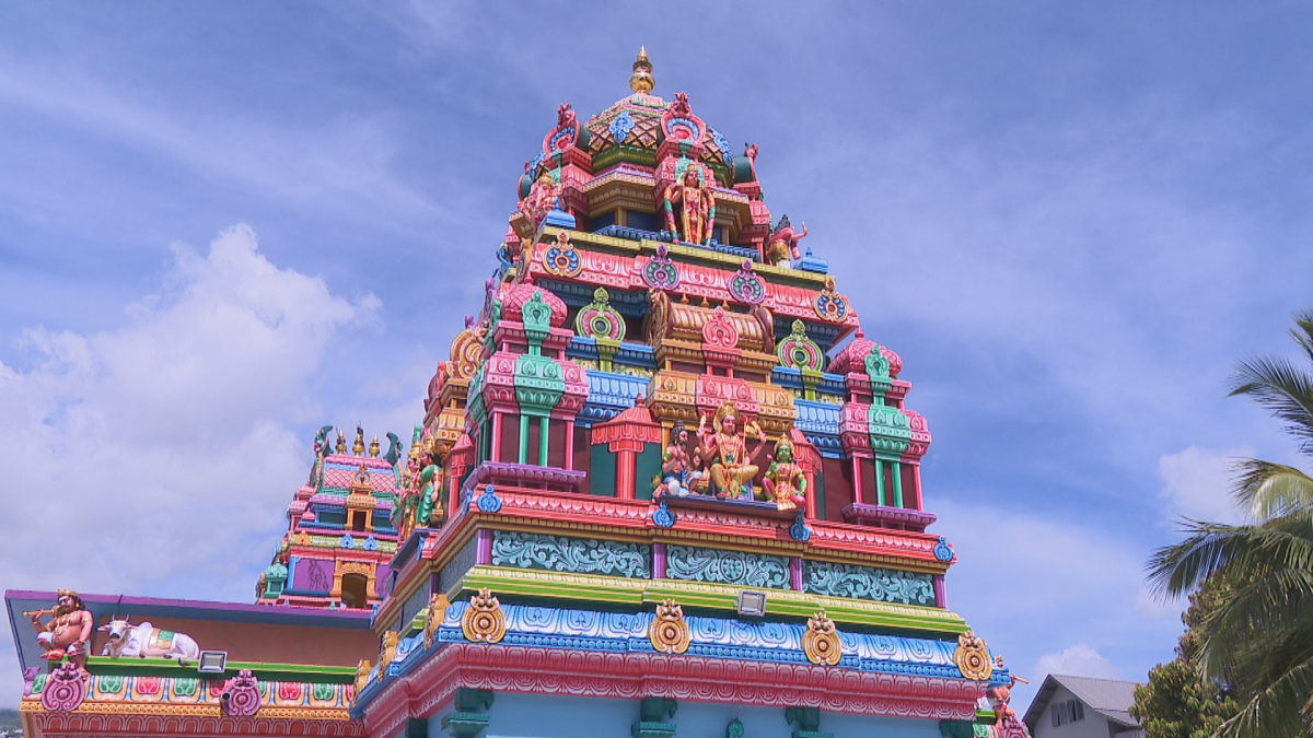 Pouttandou Vajtoukkel 5124 : « Bonne année 5124 » à la communauté indienne tamoule sur Réunion la 1ère !  Le temple de l’association Siva Vishnou Karly de Saint-Paul a été érigé il y a 135 ans. Il se compose de deux sanctuaires principaux qui abritent respectivement la demeure de SHRI MOUROUGA et l’autre celle de SHRI MARIAMMAN.  Dans ce lieu de culte hindou, on organise chaque année deux importantes tavam ou pénitences à savoir le Kâvadi en l’honneur de SHRI MOUROUGA et une timidi ou marche sur le feu en l