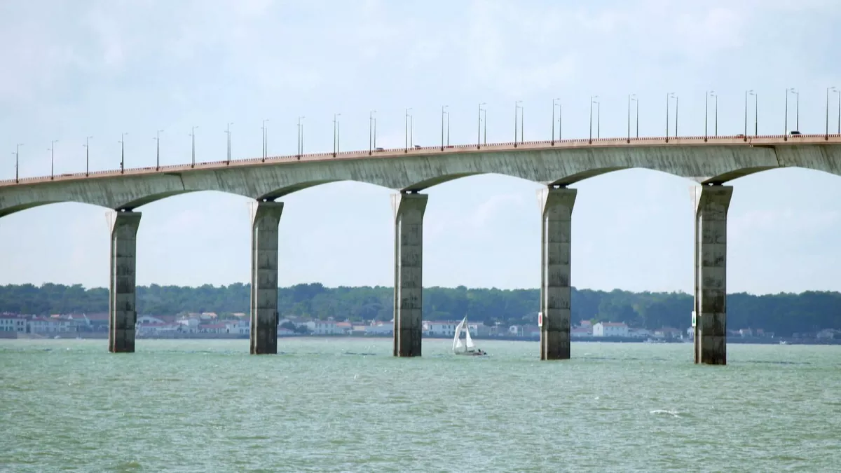 Peut-on encore faire confiance au béton ? Une interrogation qui a tragiquement émergé le 14 août 2018 quand le pont Morandi à Gênes s'est effondré faisant 43 morts. C'est le point de départ de cette enquête qui révèle qu'en France aussi, jamais cette question n'a été aussi cruciale.