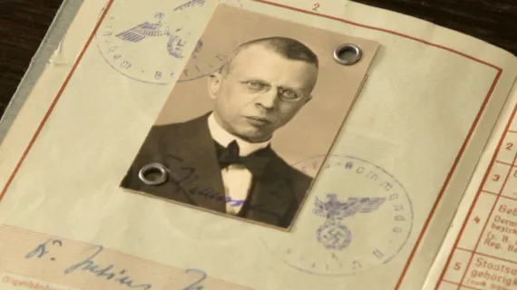 Photo collé dans un livre du docteur Julmius Hallervorden