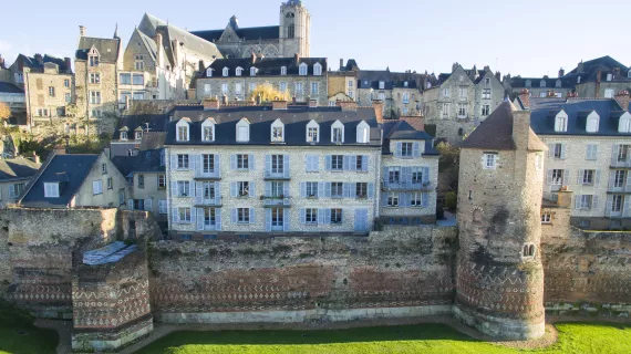 Muraille gallo-romaine du IIIe siècle au pied de la vieille ville au Mans