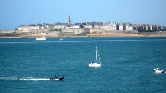Vue sur Saint-Malo depuis la mer dans Des racines & des ailes