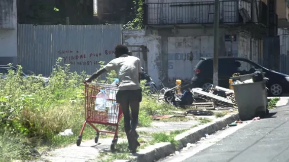 © VÉRONIQUE & FABIENNE KANOR - CINQUILLO PRODUCTION Des hommes zombis dans les rues de Guadeloupe