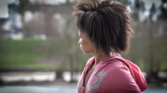 jeune fille cheveux crépu