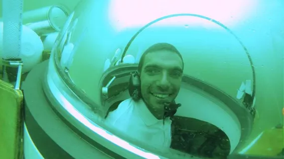Antoine dans son petit sous-marin à pédales