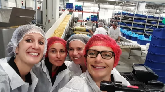 Guide touristique dans une usine de calissons