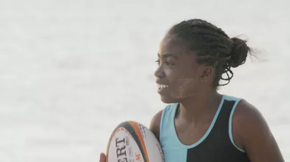 La jeune fille et le ballon ovale