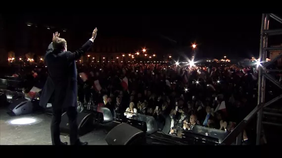 Emmanuel Macron de dos face à la foule