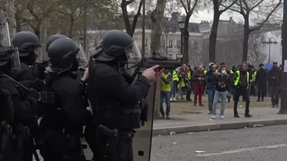 Policiers utilisant de LBD